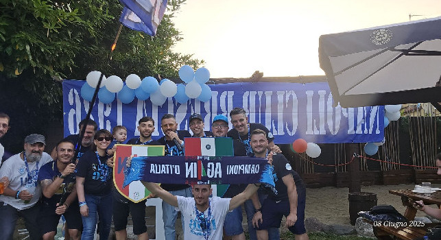 Club Napoli Brescia, si festeggia lo Scudetto: un solo colore d'obbligo e via al coro... | VIDEO E FOTO