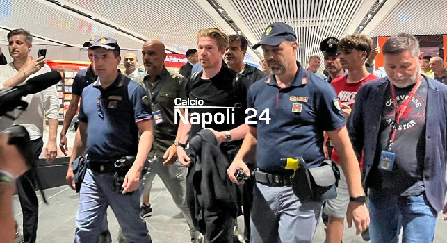 De Bruyne firma con il Napoli e torna a Manchester: ecco l'orario del volo di ritorno