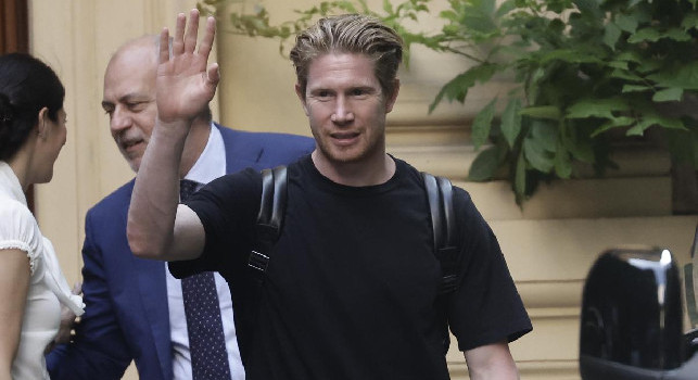 De Bruyne ha firmato col Napoli! Il belga e De Laurentiis lasciano l'abitazione del presidente azzurro | VIDEO E FOTOGALLERY CN24