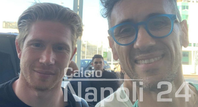 De Bruyne sorridente dopo la firma col Napoli: il belga è pronto per tornare a Manchester | VIDEO CN24