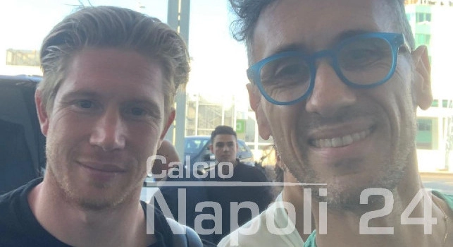 De Bruyne sorridente dopo la firma col Napoli: il belga è pronto per tornare a Manchester | VIDEO CN24