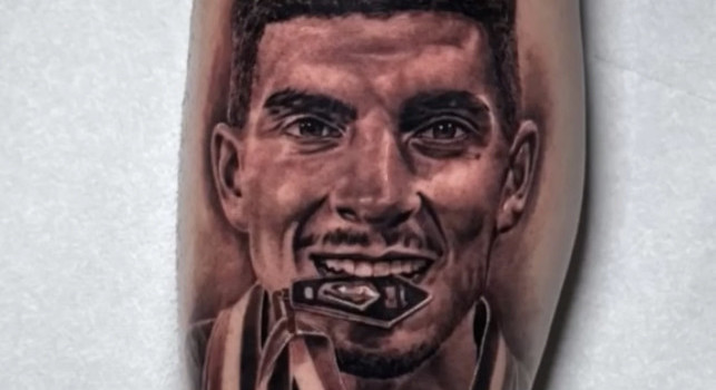 Tatuaggio scudetto per Di Lorenzo