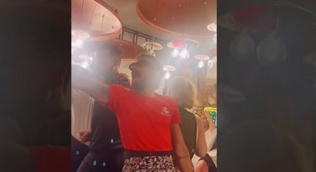 Caputo risate e divertimento da Nennella con un ex azzurro: lo riconoscete? | VIDEO