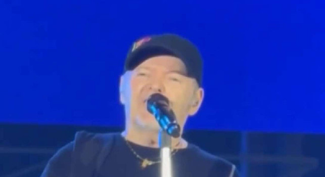 Vasco Rossi omaggia Pino Daniele, l'intero Maradona impazzisce di gioia | VIDEO