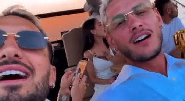 Mazzocchi-Russo, che coppia: cantano sulle note di Abbracciame e Rossetto e caffè | VIDEO