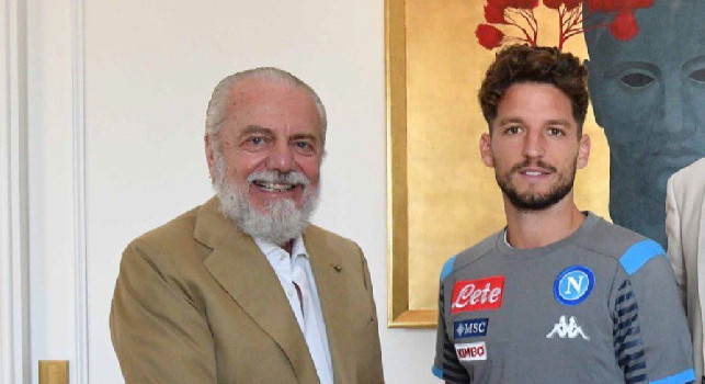 Mertens il giorno della firma con il Napoli