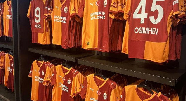 Nuova maglia Galatasaray in vendita: c'è anche quella di Osimhen | FOTO