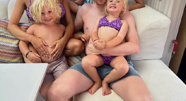 Kevine De Bruyne in barca con la famiglia al completo | FOTO