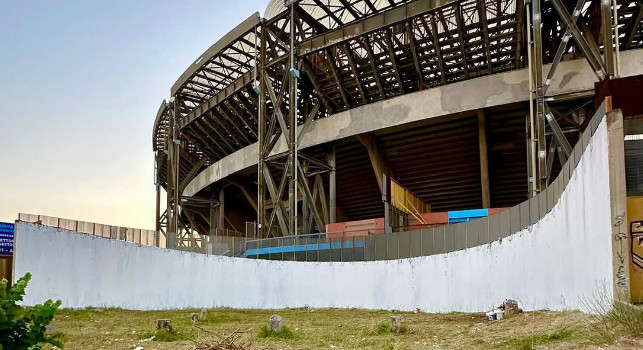 Nuovo murales di Jorit allo stadio! Maradona più 10 giocatori scelti dai tifosi | FOTO