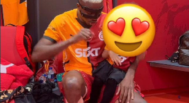 Osimhen vuole solo il Galatasaray! Chiaro indizio social del nigeriano, video con la figlia sul coro Cimbom | FOTO