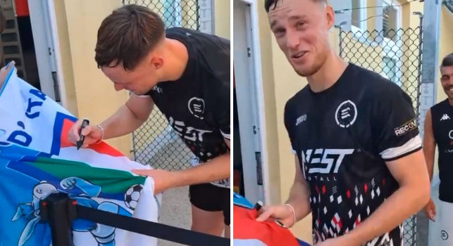 Beukema già firma una bandiera del Napoli! Siparietto con alcuni tifosi azzurri | VIDEO