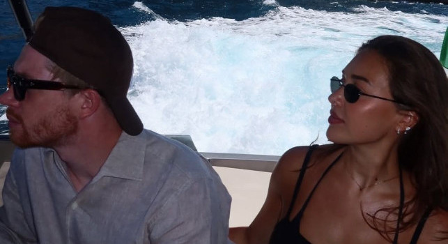 Relax napoletano per De Bruyne e moglie, giro in barca a Capri per la coppia | FOTO