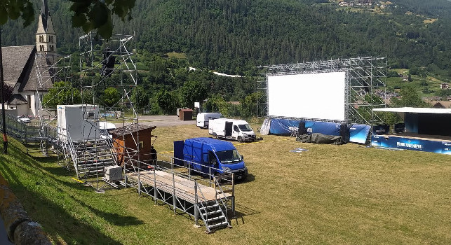 Ritiro Napoli a Dimaro, pronta l'area eventi! Spunta il mega-manifesto dello scudetto | FOTO