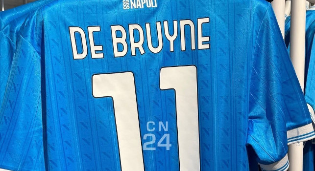 Nuova maglia Napoli, nello store spunta già la 11 di De Bruyne | FOTO