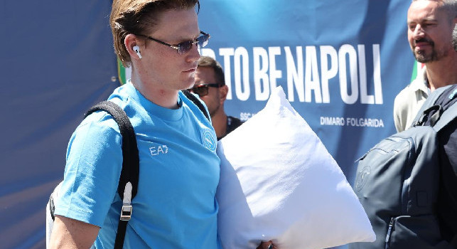 Arrivo Napoli a Dimaro: le cuffie di De Bruyne, il cuscino di McTominay e gli occhiali 'da neve' di Mazzocchi! | FOTOGALLERY CN24