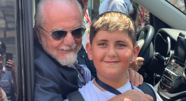 De Laurentiis al Giffoni Film Festival, bel gesto verso un baby tifoso del Napoli! | VIDEO CN24
