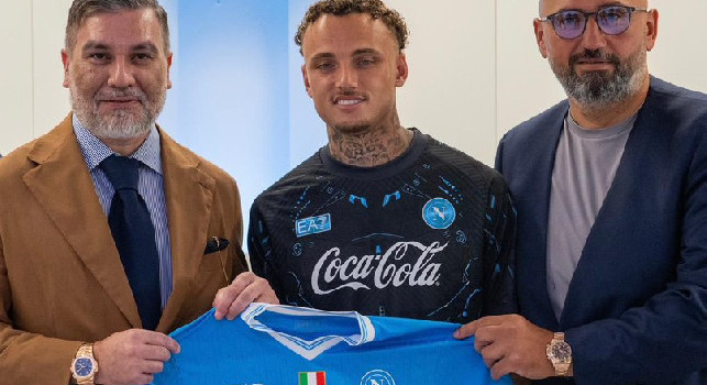 Primo scatto per Noa Lang con la maglia Napoli e i due agenti | FOTO