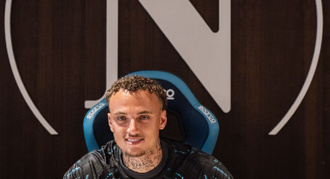 Noa Lang al Napoli, sorrisi ed entusiasmo al momento della firma | FOTO