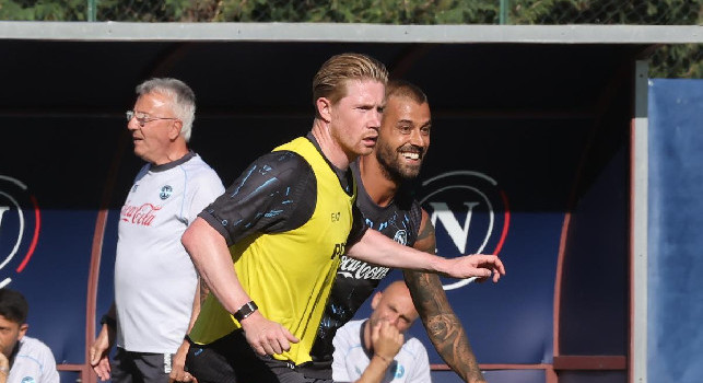 Ritiro Napoli Dimaro 2025: De Bruyne concentratissimo, quasi duemila tifosi sugli spalti