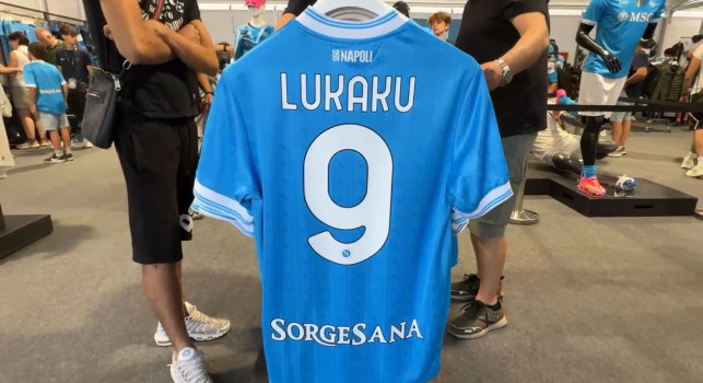 SSC Napoli a Dimaro: in ritiro spunta la nuova maglia numero 9 di Romelu Lukaku! | VIDEO
