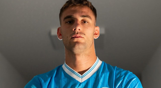 Lorenzo Lucca in maglia Napoli: primi scatti con la nuova casacca azzurra | FOTO