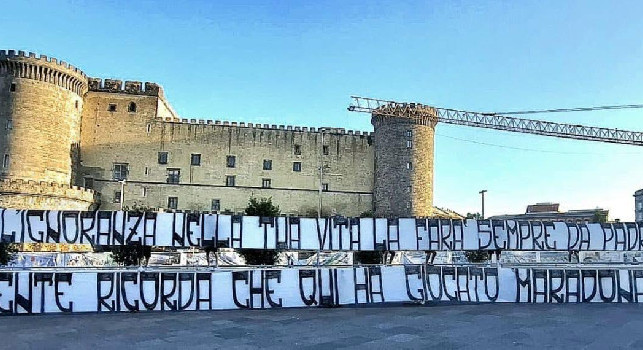 Striscione Curva A contro Osimhen: Pezzente ricorda che qui ha giocato Maradona | FOTO