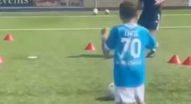 Il fratellino di Noa Lang in Olanda si allena già con la maglia del Napoli | VIDEO
