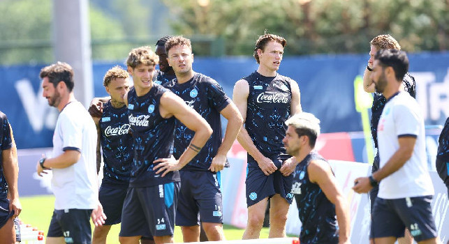 Ritiro Dimaro Napoli, giorno 3: inizia l'allenamento a porte chiuse. Beukema in campo, migliaia di tifosi in attesa! | DIRETTA VIDEO