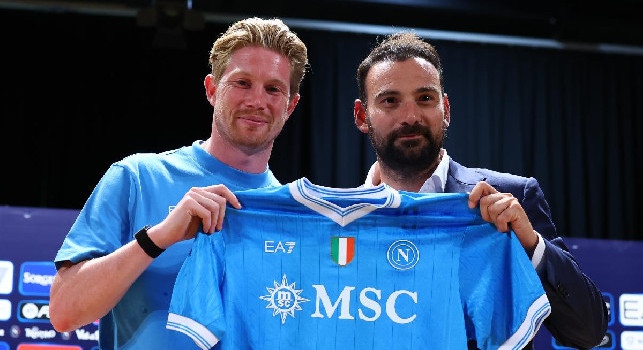 Manna è a Dimaro! Il ds del Napoli con De Bruyne al termine della presentazione | FOTO & VIDEO