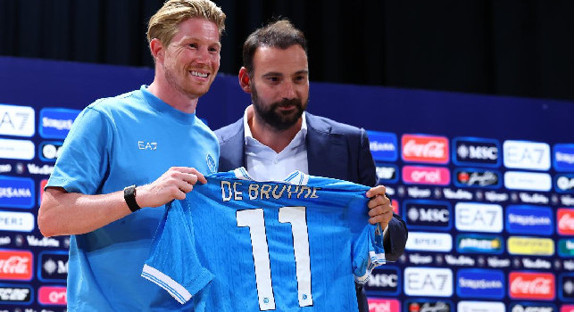De Bruyne si 'svela' a tutti, sul palco anche Manna! Tutte le istantanee della presentazione | FOTOGALLERY CN24