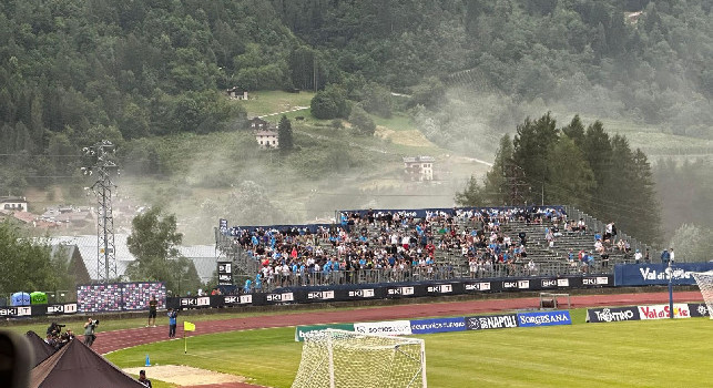 Diluvio a Dimaro durante l'allenamento pomeridiano: tifosi abbandonano la curva Meledrio