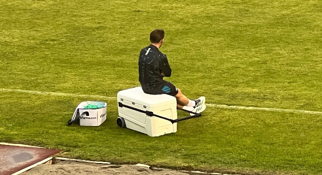 La pioggia non ferma Gilmour, lo scozzese a bordocampo si gode l'allenamento da posizione privilegiata | FOTO