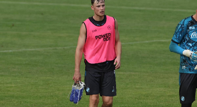 Primo allenamento per Sam Beukema! L'ufficio facce del nuovo difensore del Napoli | FOTOGALLERY CN24