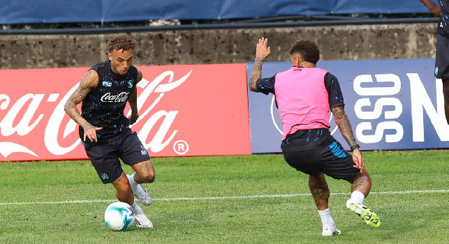 Ritiro Dimaro Napoli, giorno 4: gran gol di Spinazzola in partitella! 2-1 blu, McTominay segna su assist di De Bruyne! Allenamento aperto al pubblico finito dopo 50 minuti | DIRETTA VIDEO