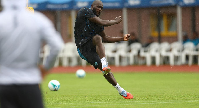 Chi ha lo stile di tiro più bello? I calciatori del Napoli 'statue' al momento di calciare | FOTOGALLERY CN24