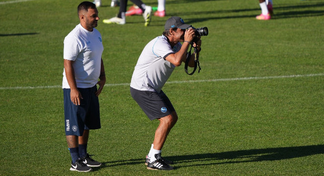 Ritiro Dimaro Napoli, spunta Conte versione fotografo in allenamento con Ciro Sarpa! | VIDEO
