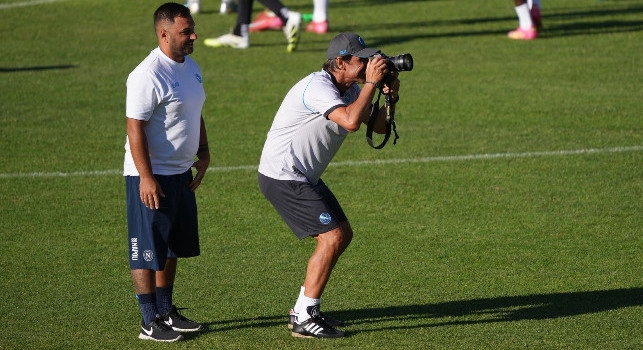 Ritiro Dimaro Napoli, spunta Conte versione fotografo in allenamento con Ciro Sarpa! | VIDEO