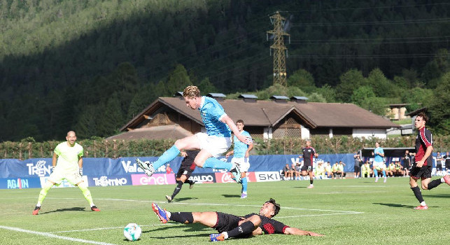 La 'prima' di De Bruyne davanti a De Laurentiis, la 'debacle' in campo ed i selfie al 90': le emozioni di Napoli-Arezzo 0-2 | FOTOGALLERY CN24