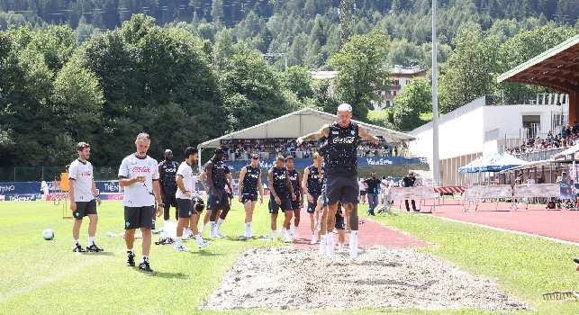 Napoli nella...sabbia! I calciatori saltano da fermo nella vasca del salto in lungo | FOTOGALLERY CN24