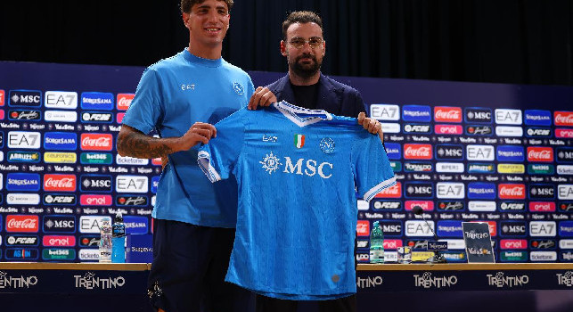 Il sorriso alle camere, il numero di maglia e la presenza a sorpresa in sala stampa: le immagini della conferenza di Marianucci | FOTOGALLERY CN24