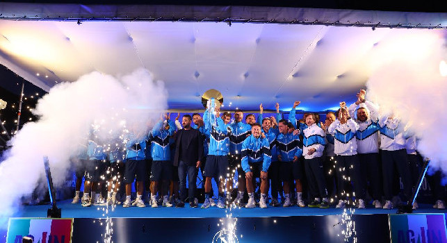 Presentazione SSC Napoli 2025-2026, Di Lorenzo alza la Coppa dello Scudetto al cielo: Voglio dire una cosa ai tifosi | VIDEO
