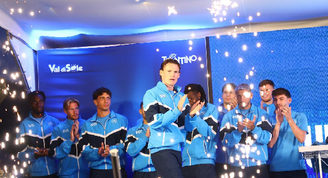 McTominay scatenato, canta: I campioni siamo noi con Gilmour | VIDEO