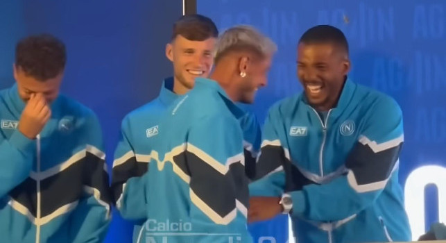 Juan Jesus e Rrahmani scatenati: fanno gli scherzi a Mazzocchi e Beukema! | VIDEO