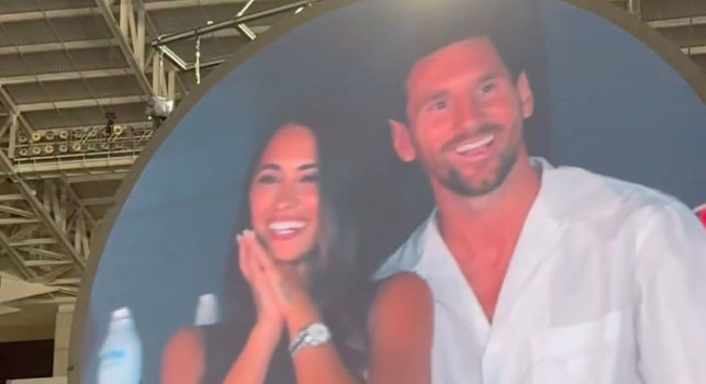 C'è Messi nella Kiss-Cam dei Coldplay a Miami! Delirio dei fan allo stadio | VIDEO