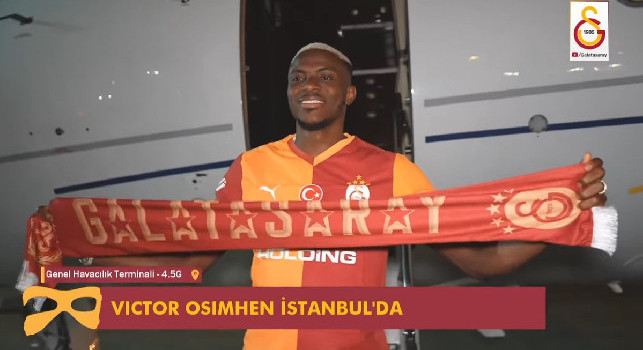 Osimhen atterrato a Istanbul: tifosi del Galatasary in delirio all'aeroporto | FOTO E VIDEO