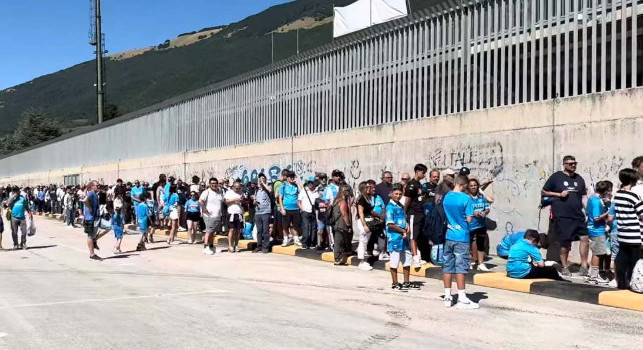 Fila interminabile a Castel di Sangro! Guardate quanta gente è arrivata per l'allenamento | VIDEO