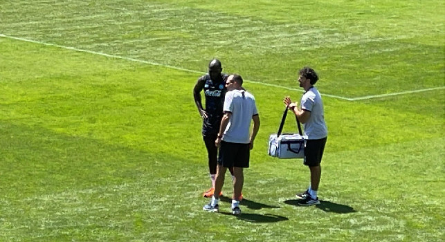 Lukaku si ferma e si tocca la gamba, spray dietro la coscia per Romelu prima di tornare a correre | FOTO