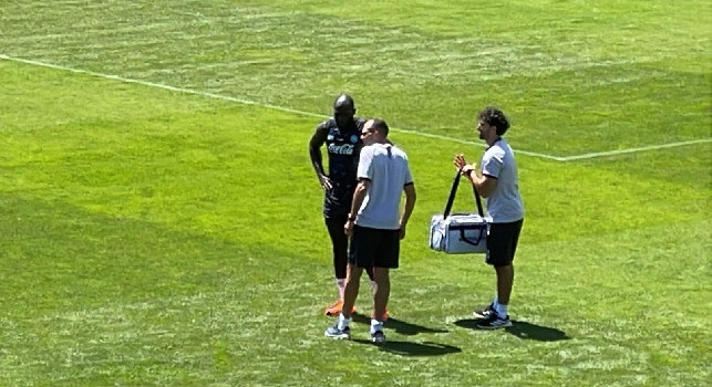 Lukaku si ferma e si tocca la gamba, spray dietro la coscia per Romelu prima di tornare a correre | FOTO