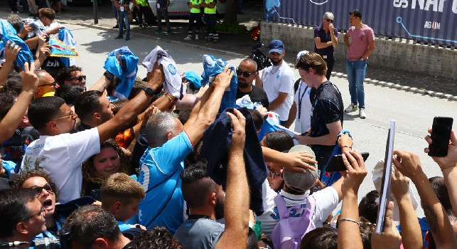 Delirio azzurro a Castel di Sangro, che ressa per gli autografi con McTominay e gli altri giocatori | VIDEO CN24