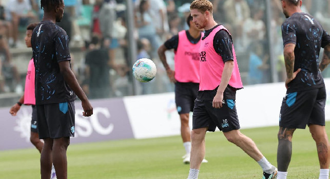 Ritiro Castel di Sangro Napoli, giorno 2: partitella fucsia-blu 3-2, Neres sotto la traversa! De Bruyne gol e che duello Lukaku-Beukema | DIRETTA VIDEO